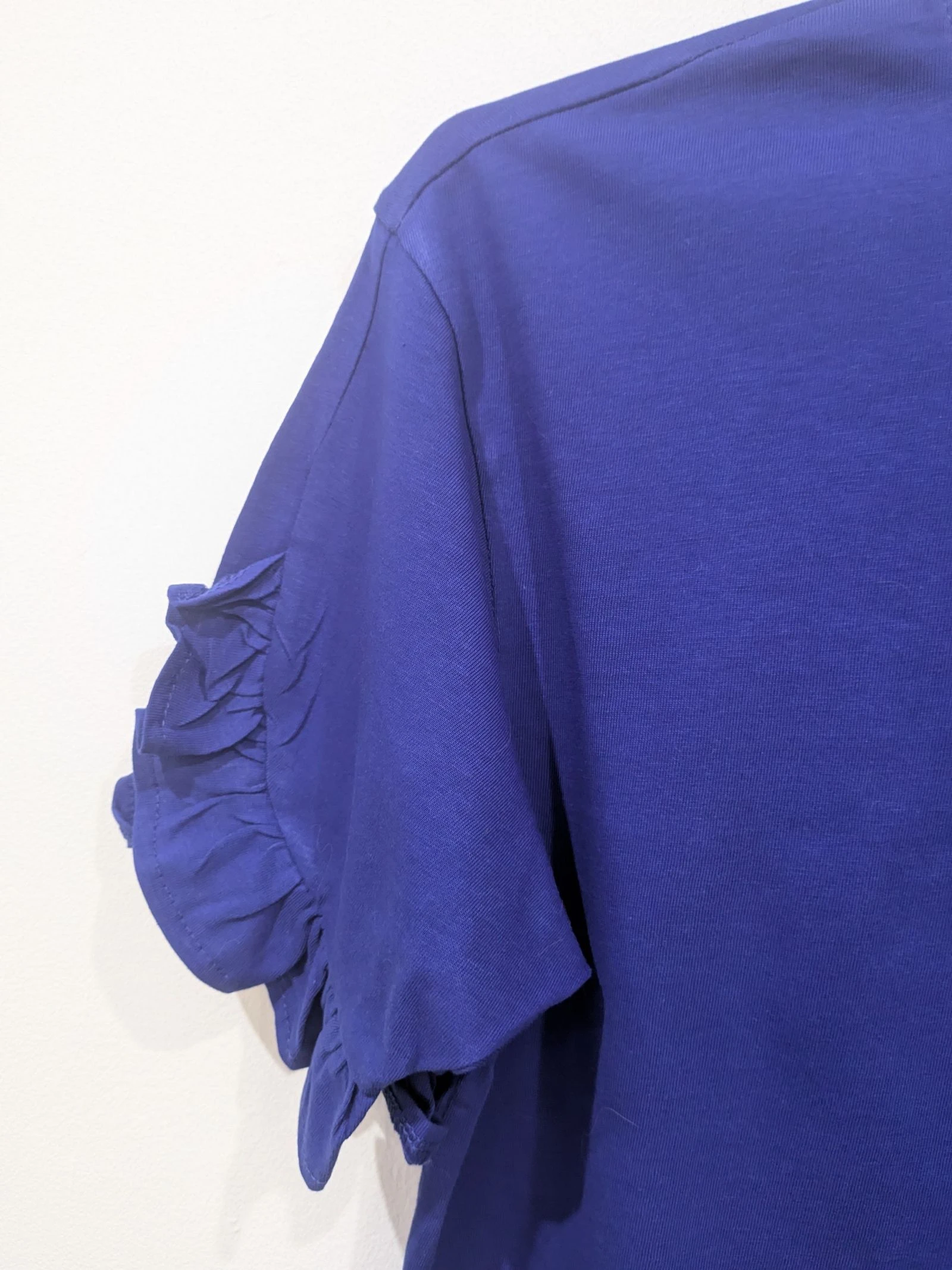Camiseta Azul Eléctrico con Mangas de Volantes – Talla S de Sfera  – photo 6